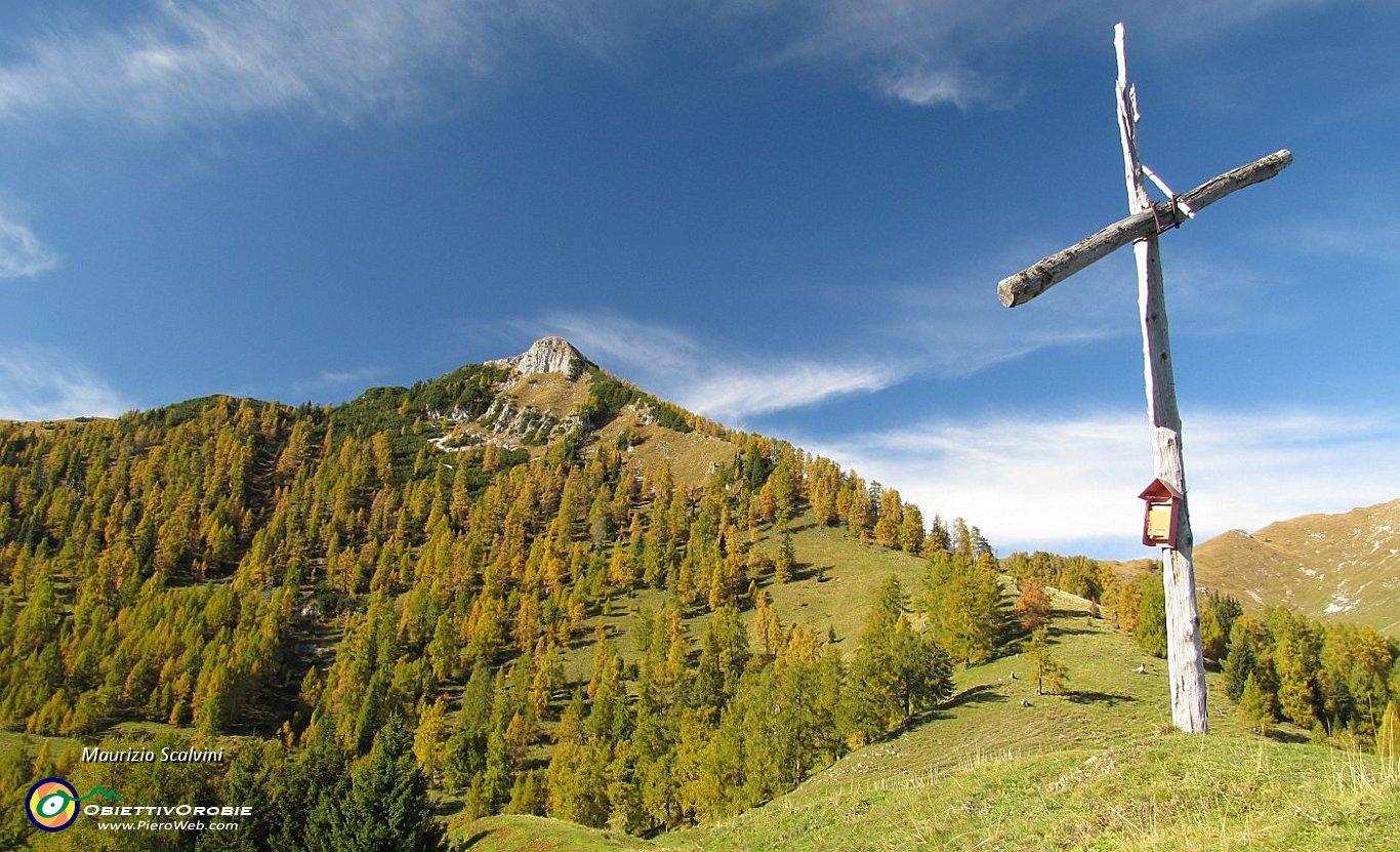 28 Croce del Monte Colle, sullo sfondo il Pizzo Badile....JPG